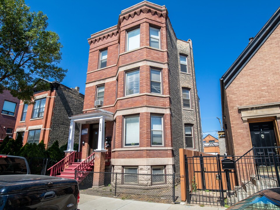 2320 W Armitage Ave in Chicago, IL - Building Photo