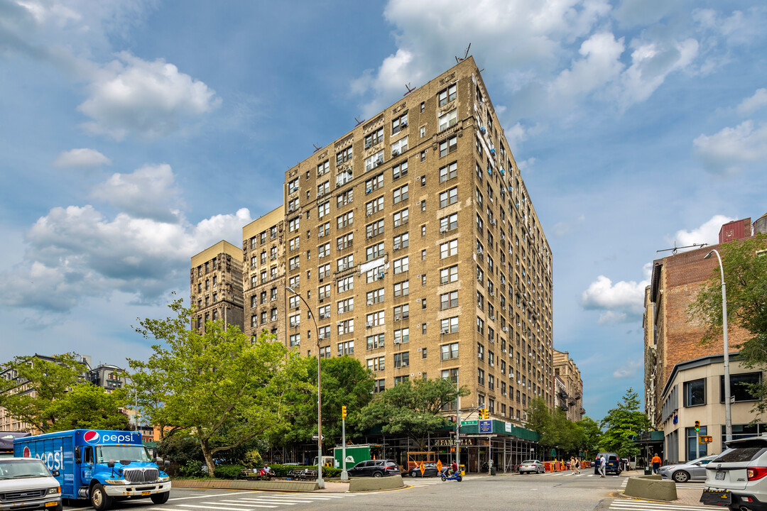 600 W 111th St in New York, NY - Foto de edificio