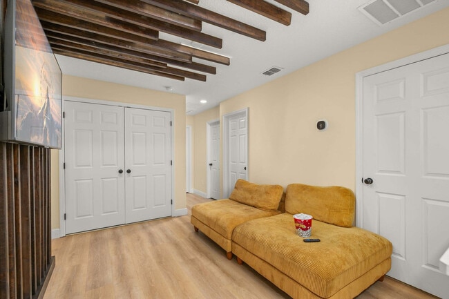 1660 Tropical Palms Cir