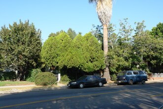 5719 Hazeltine Ave in Van Nuys, CA - Foto de edificio - Building Photo
