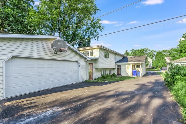 1340 Campbell Ave in Wheaton, IL - Building Photo - Building Photo