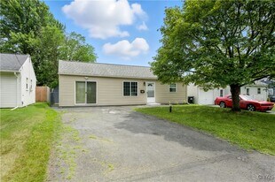 122 Frederick Dr in Liverpool, NY - Building Photo
