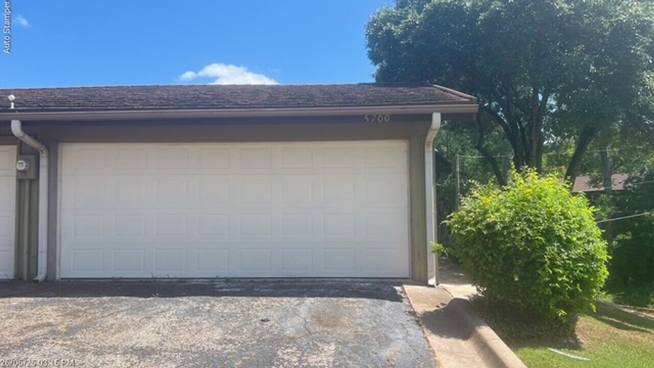 5700 Meadow Wood Ln in Fort Worth, TX - Building Photo