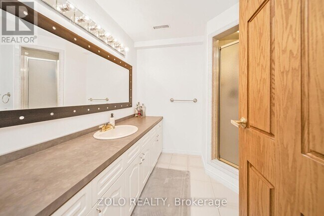 8 Enchanted Ct in Brampton, ON - Building Photo - Building Photo