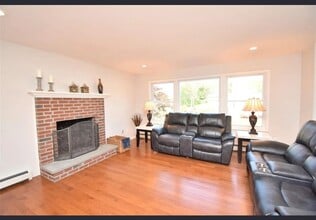 90 Dorchester Rd, Unit 1 in Ronkonkoma, NY - Building Photo - Building Photo