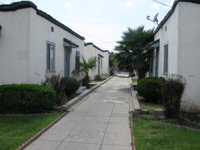 5219-5229 Maywood Ave in Maywood, CA - Building Photo