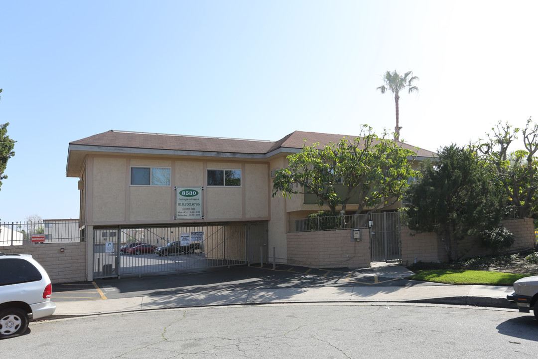 8530 Independence Apartments in Canoga Park, CA - Foto de edificio