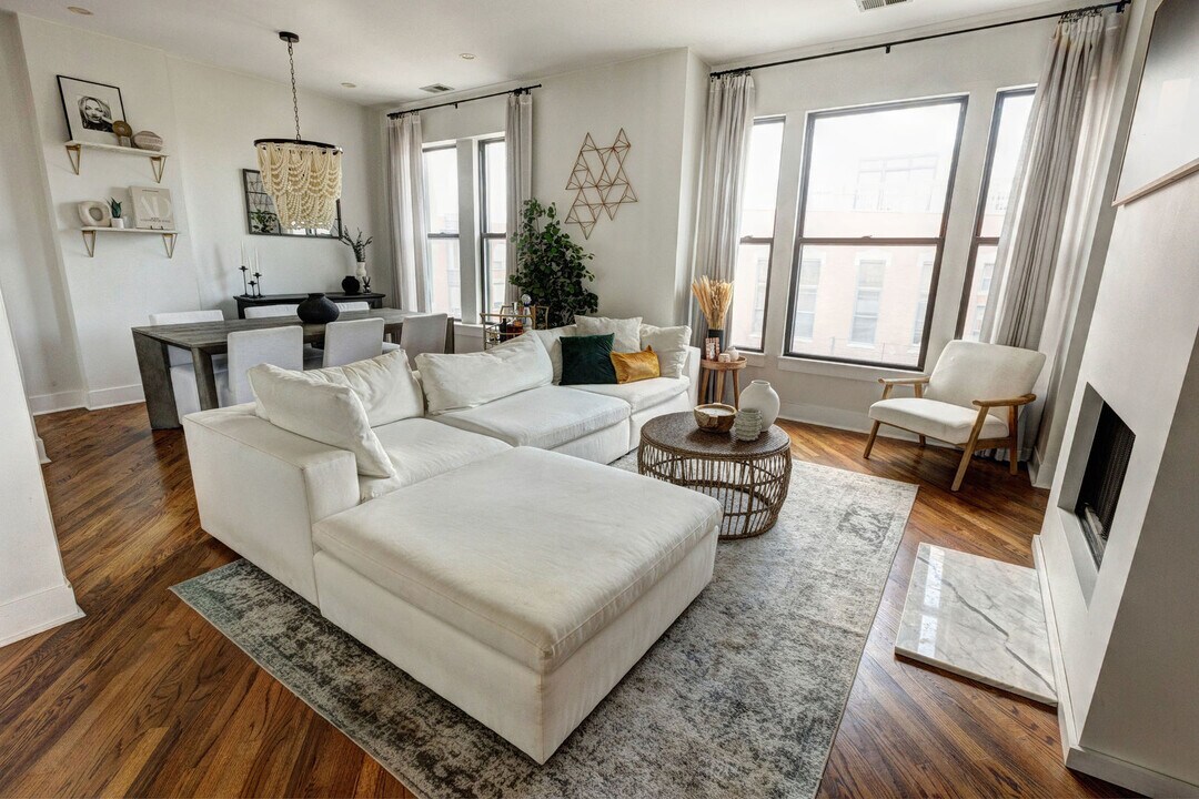 1365 W Erie St, Unit 4E in Chicago, IL - Building Photo