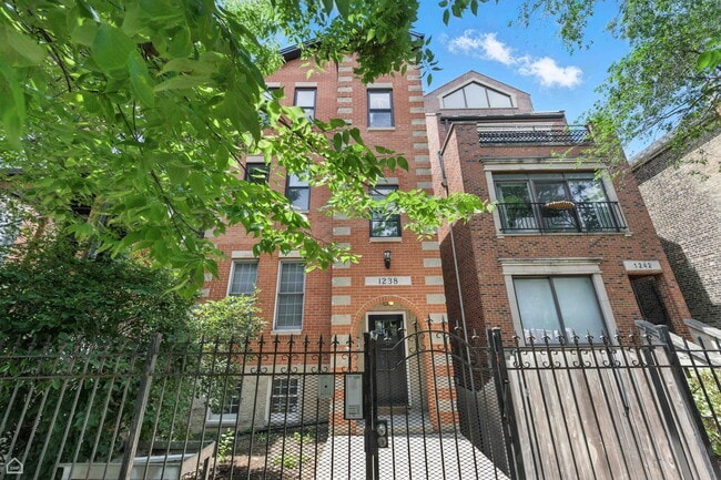 1238 N Cleaver St, Unit 2 in Chicago, IL - Building Photo - Building Photo