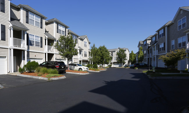 The Residences at Stevens Pond in Saugus, MA - Foto de edificio - Building Photo