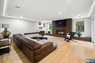 827 Alden Rd in Paramus, NJ - Foto de edificio - Building Photo