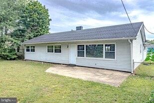 9 Bloomfield Ln in Willingboro, NJ - Building Photo