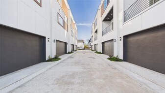 2415 Harrington St in Houston, TX - Building Photo