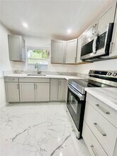 18500 NE 1st Ct in Miami, FL - Foto de edificio - Building Photo