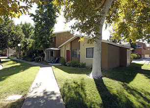 Hidaway Townhomes in Canyon Country, CA - Building Photo - Building Photo