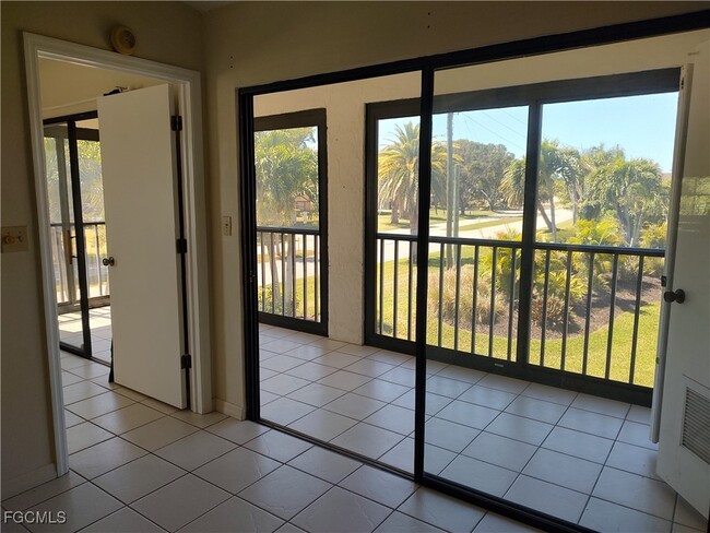 9265 Lake Park Dr in Ft. Myers, FL - Building Photo - Building Photo