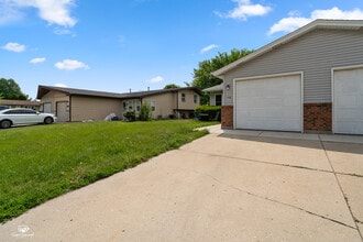 708 Michigan Ave in South Elgin, IL - Building Photo - Building Photo