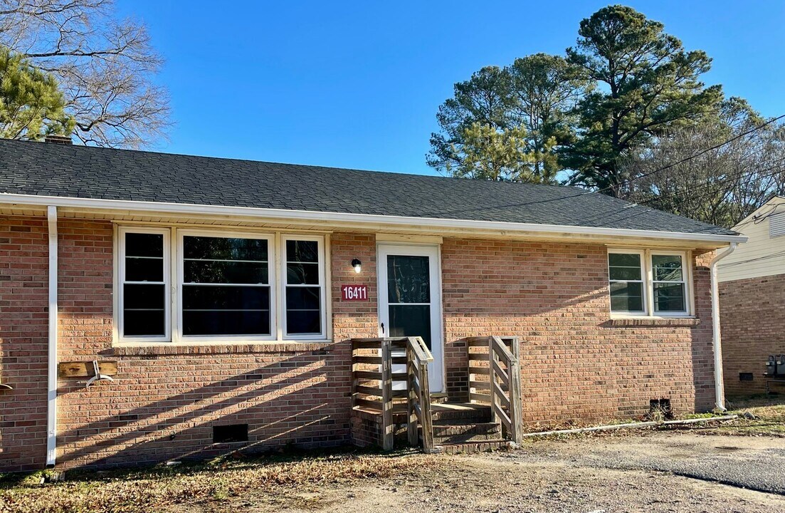 16411 Harrowgate Rd in Chester, VA - Building Photo