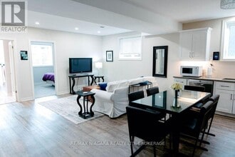 24 Abbott Pl in Pelham, ON - Building Photo - Building Photo