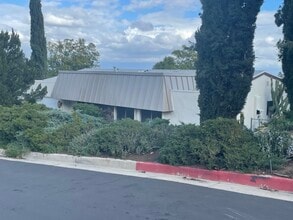 6052 Pat Ave in Woodland Hills, CA - Foto de edificio - Building Photo