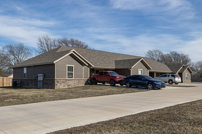 100 Crowder Ave in Gentry, AR - Building Photo - Building Photo