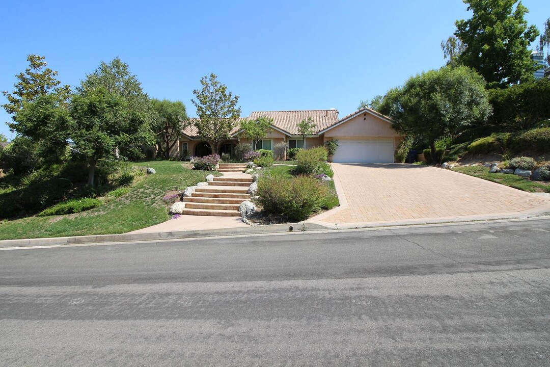 21555 Parvin Dr in Santa Clarita, CA - Building Photo