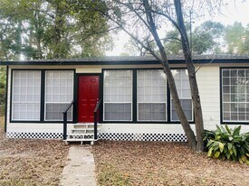 16643 Lake Cir in Conroe, TX - Building Photo