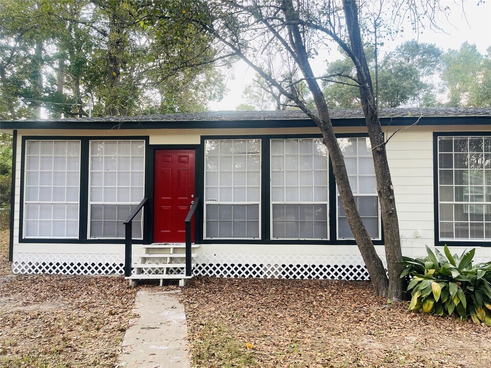 16643 Lake Cir in Conroe, TX - Building Photo