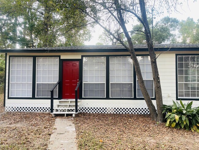 property at 16643 Lake Cir