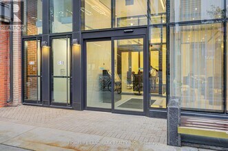 8 Wellesley St W in Toronto, ON - Building Photo - Building Photo