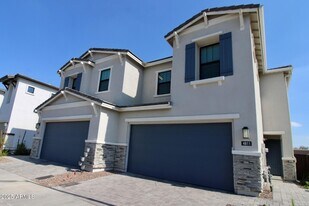 4811 E Village Dr in Scottsdale, AZ - Building Photo