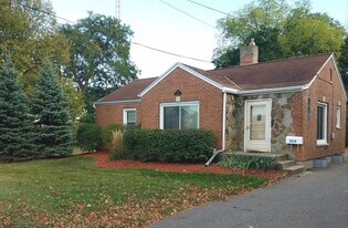 2810 E Saginaw St in Lansing, MI - Building Photo