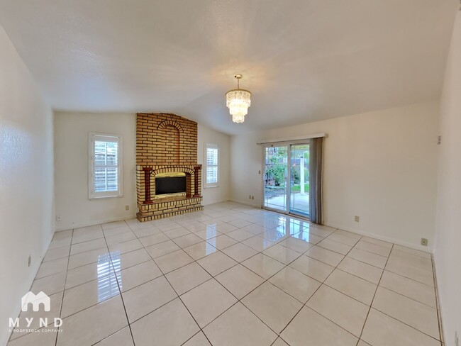 8055 Wagon Trail Way in Sacramento, CA - Building Photo - Building Photo