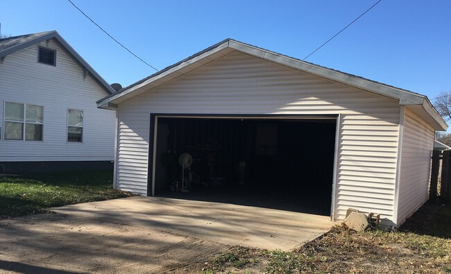 614 3rd Ave NW in Minot, ND - Building Photo - Building Photo