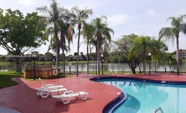 2861 N Oakland Forest Dr, Unit 306 in Oakland Park, FL - Building Photo - Building Photo