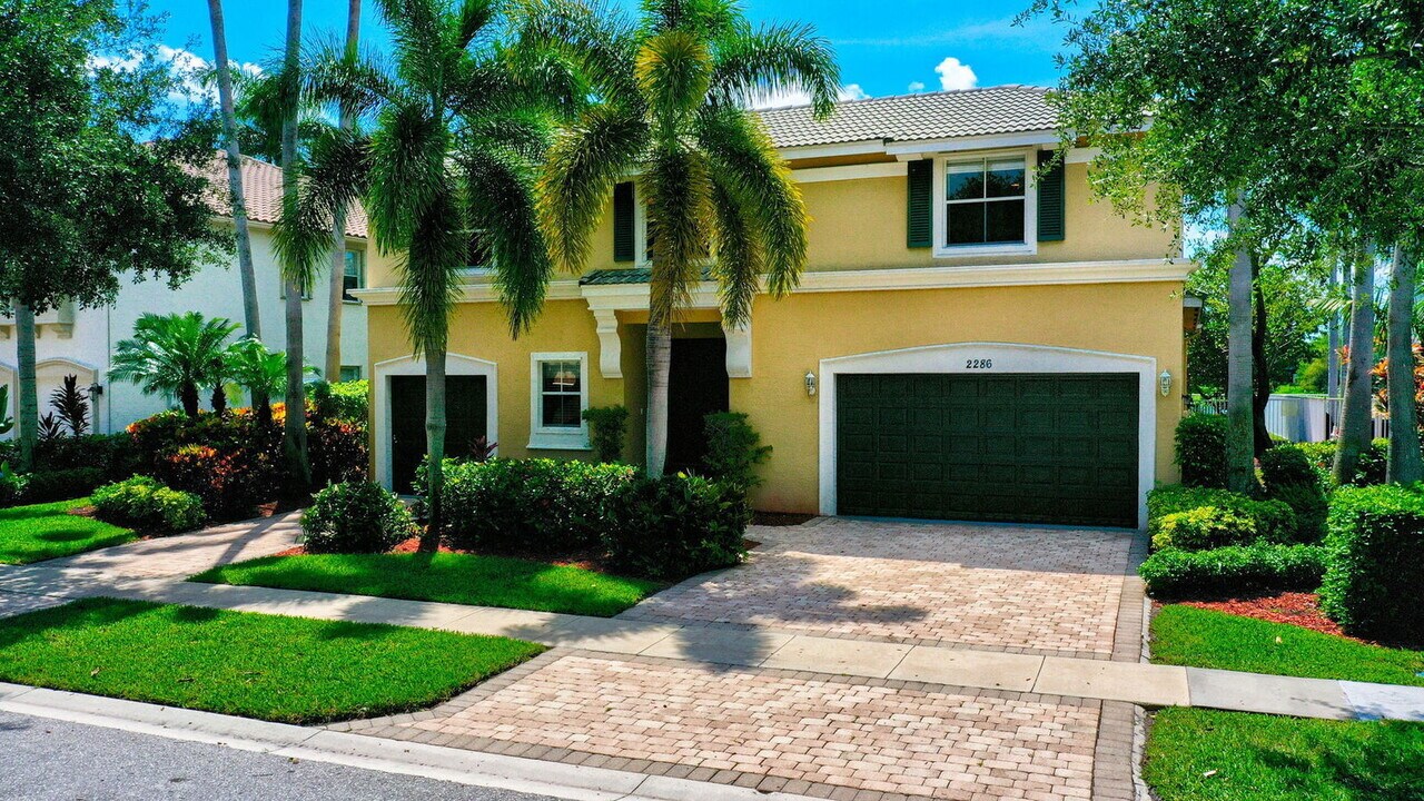 2286 Merriweather Way in Wellington, FL - Building Photo