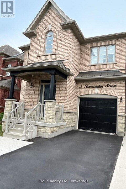 5 Trentonian St in Brampton, ON - Building Photo