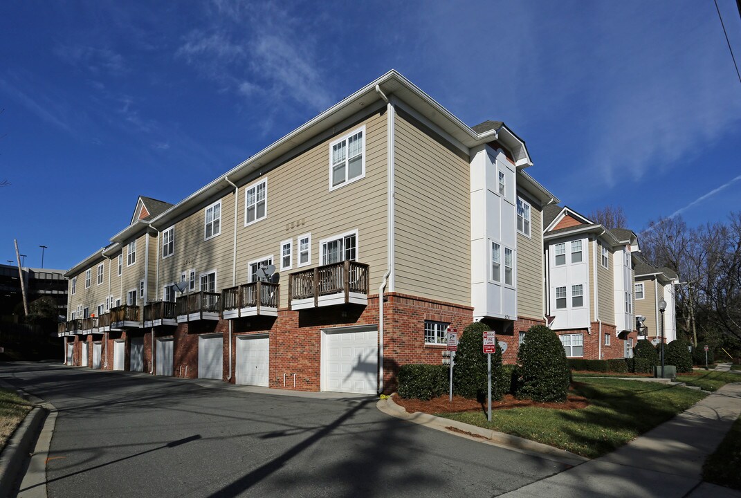 Elizabeth Court Condos in Charlotte, NC - Building Photo