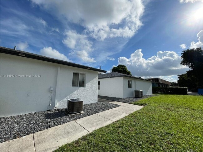 6921 Pembroke Rd-Unit -1 in Pembroke Pines, FL - Building Photo - Building Photo