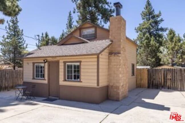 320 E Tiger Lily Dr in Big Bear, CA - Building Photo - Building Photo