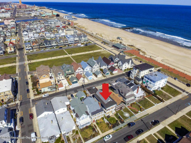 11 Pitman Ave in Ocean Grove, NJ - Foto de edificio - Building Photo