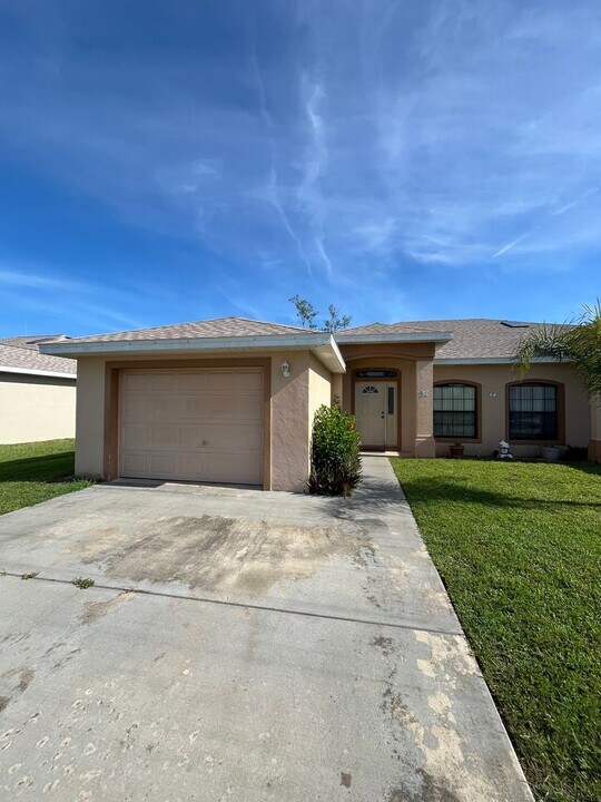 7 Wood Amber Ln in Palm Coast, FL - Building Photo