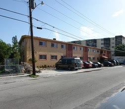 1555 NE 125th Ter in North Miami, FL - Foto de edificio - Building Photo