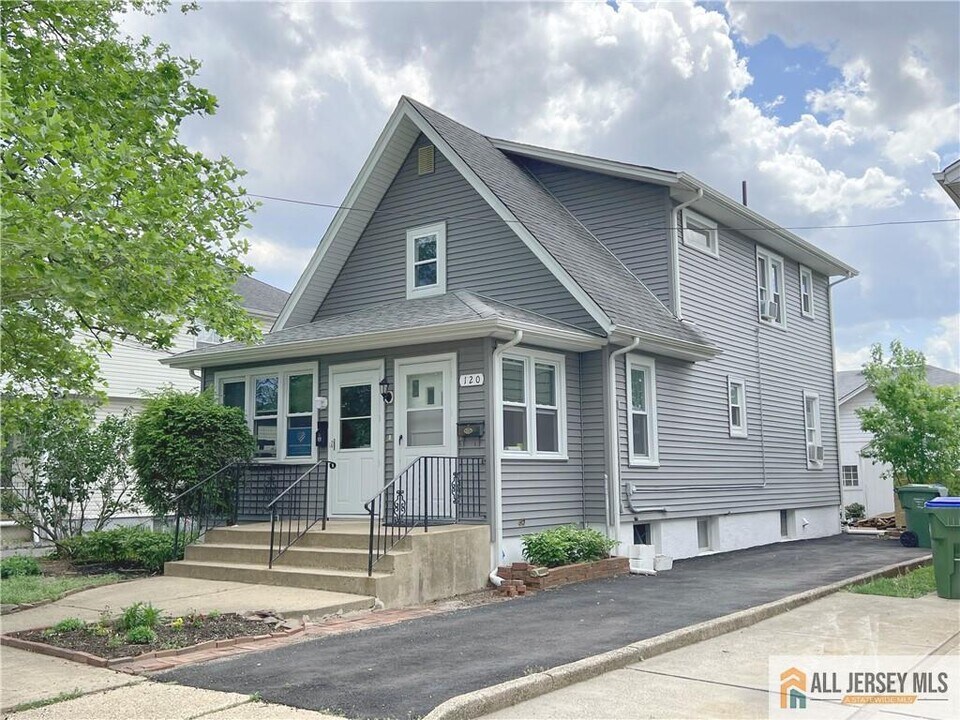 120 Hillcrest Ave in Edison, NJ - Building Photo