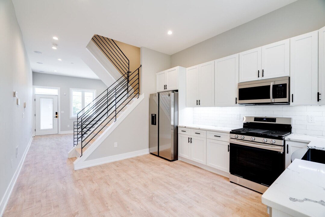 2213 Waterloo St in Philadelphia, PA - Building Photo
