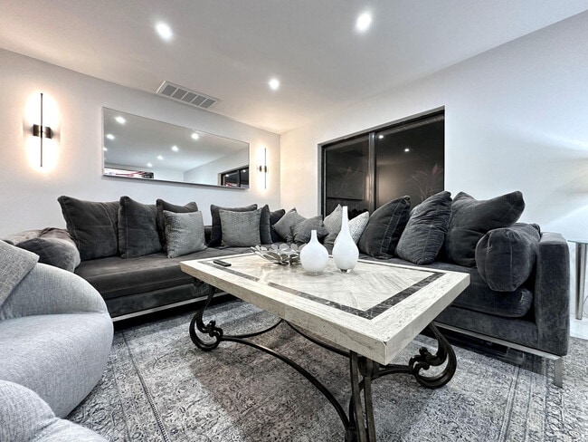 5700 Saddlebrook Way in Wesley Chapel, FL - Foto de edificio - Building Photo