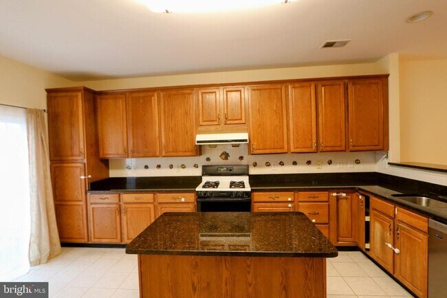 34 Windsor Pond Rd in West Windsor Township, NJ - Building Photo - Building Photo