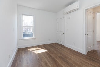 143-2 E Cottage St, Unit 2 in Boston, MA - Foto de edificio - Building Photo