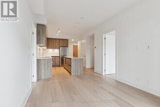 8 Beverley Glen Blvd in Vaughan, ON - Building Photo - Building Photo