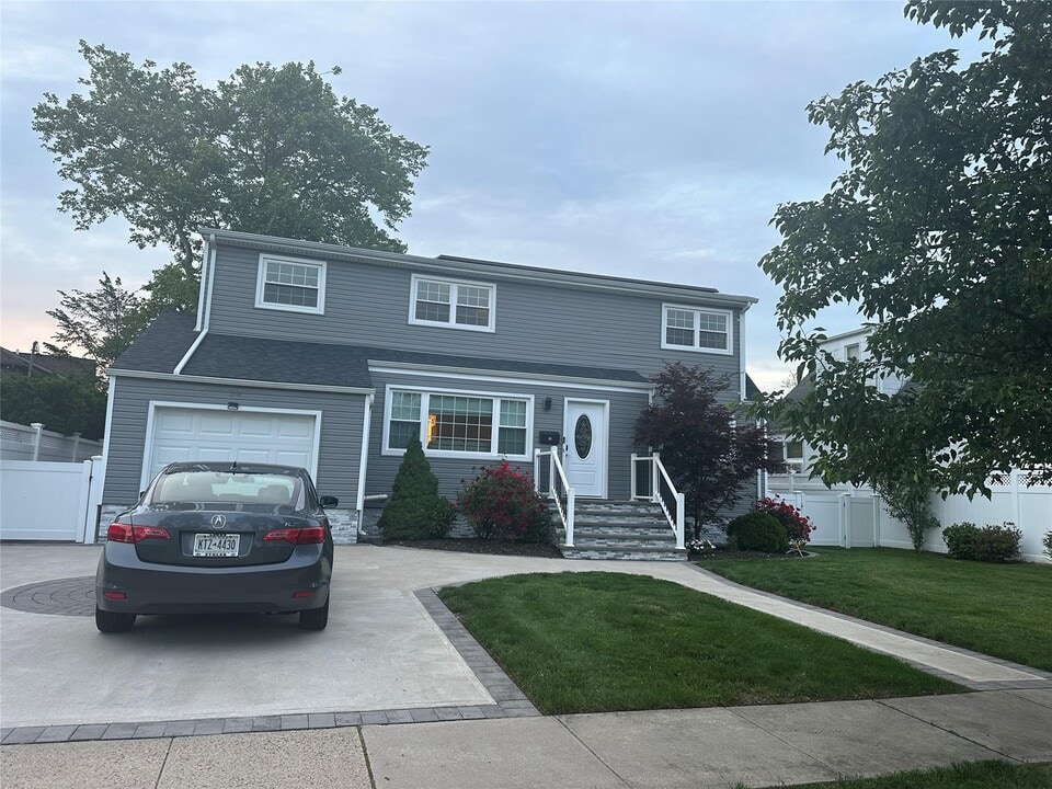 22 Stewart St in Plainview, NY - Building Photo